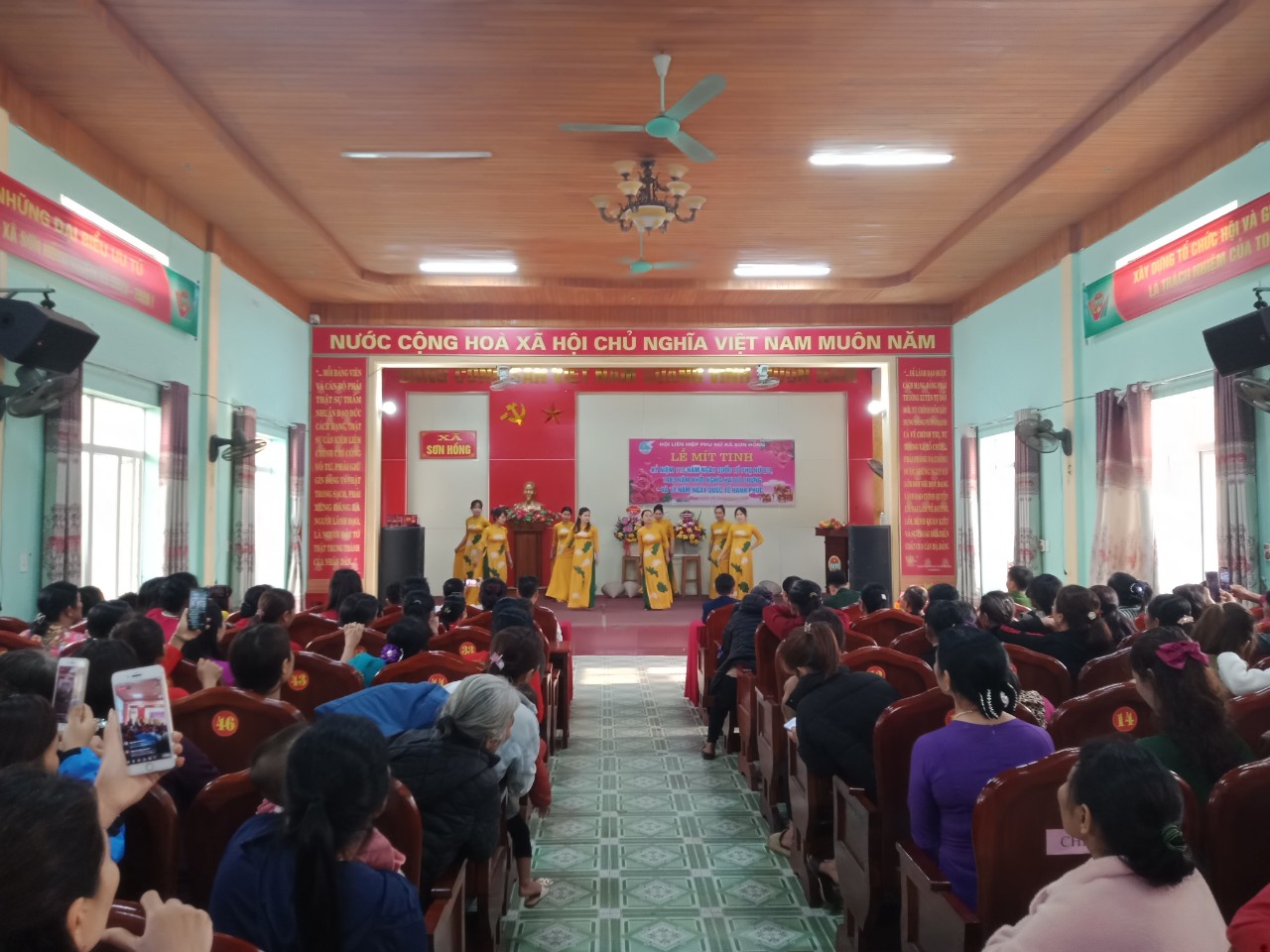 tiết mục văn nghệ của chi hội 5