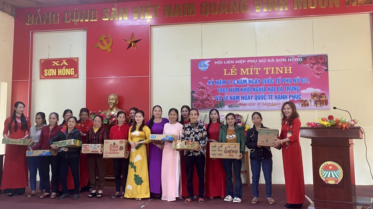 tặng mô hình sinh kế cho hội viên khó khăn