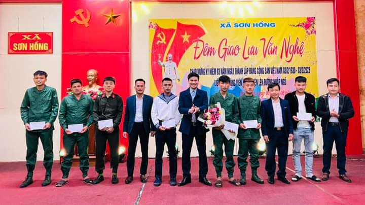 trao tặng quà cho các thanh niên lên đường nhập ngũ năm 2023